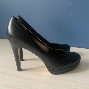 🌺 BANANA REPUBLIC LEATHER PUMPS